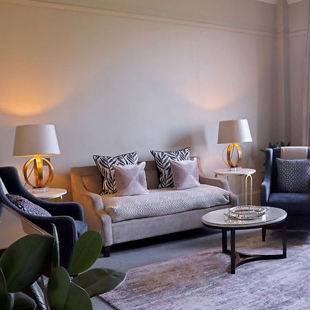 The Caledonian Edinburgh, Curio Collection By Hilton Hotel Екстериор снимка A living room at the hotel