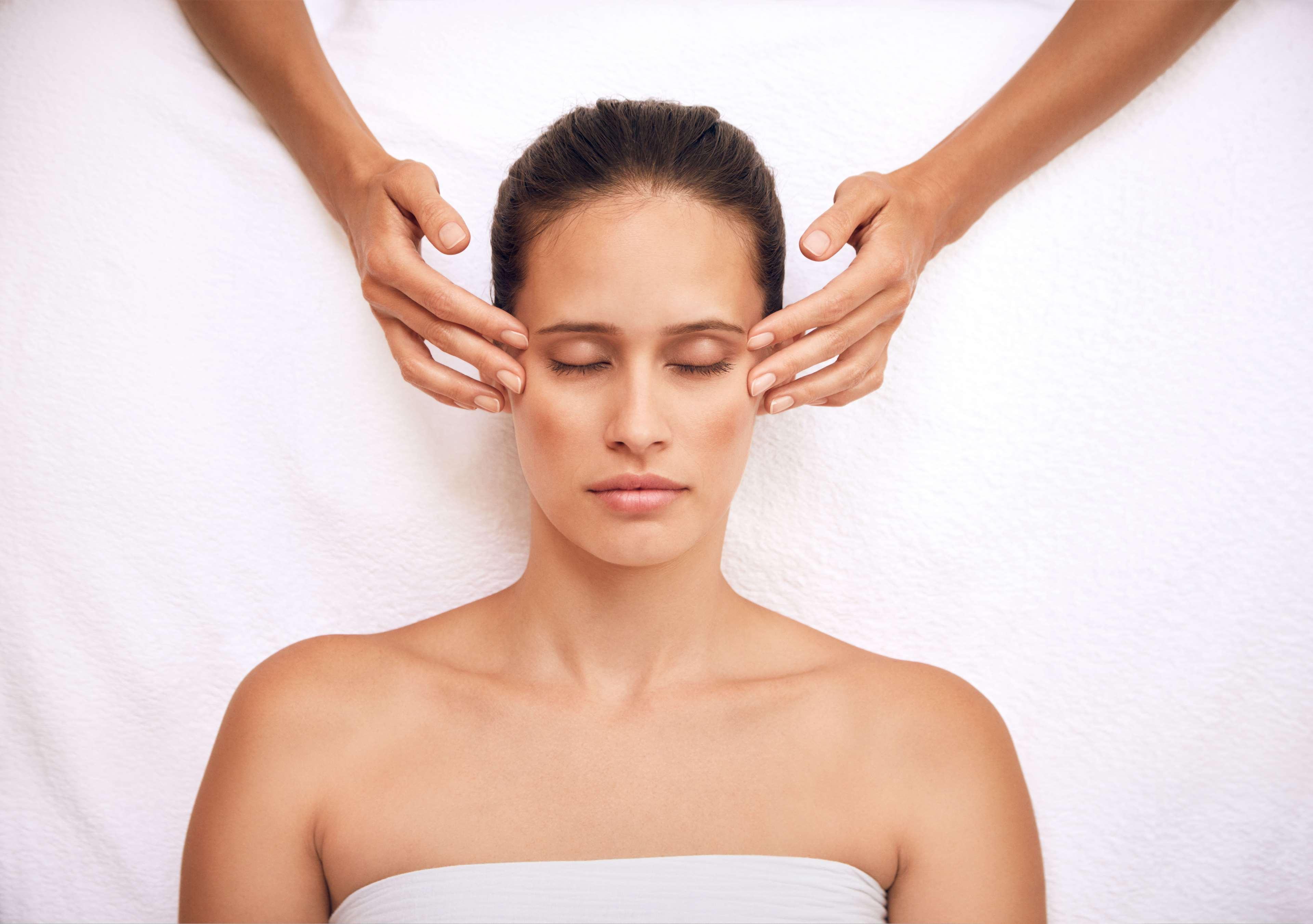 The Caledonian Edinburgh, Curio Collection By Hilton Hotel Екстериор снимка A woman receiving a facial massage