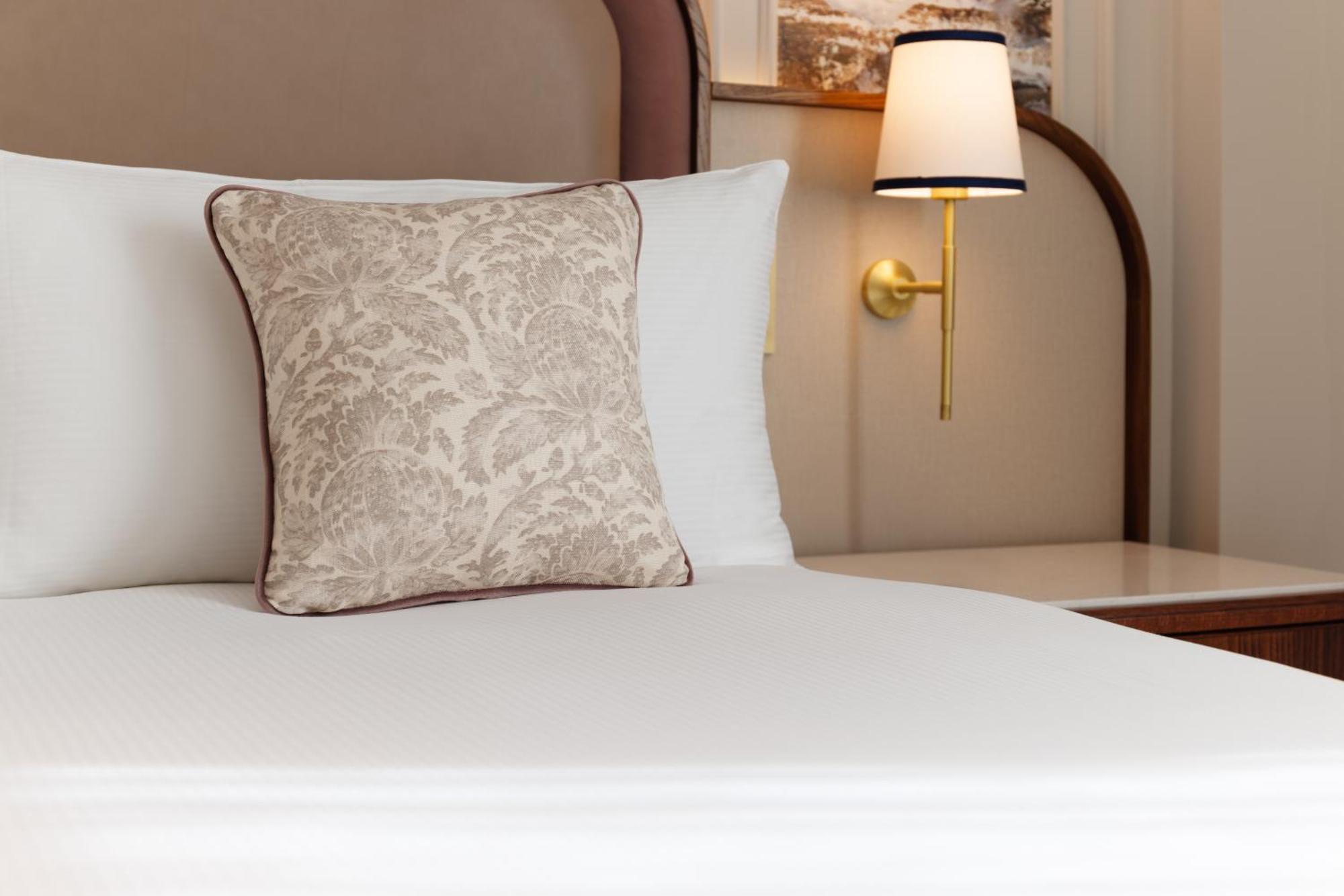 The Caledonian Edinburgh, Curio Collection By Hilton Hotel Екстериор снимка A throw pillow