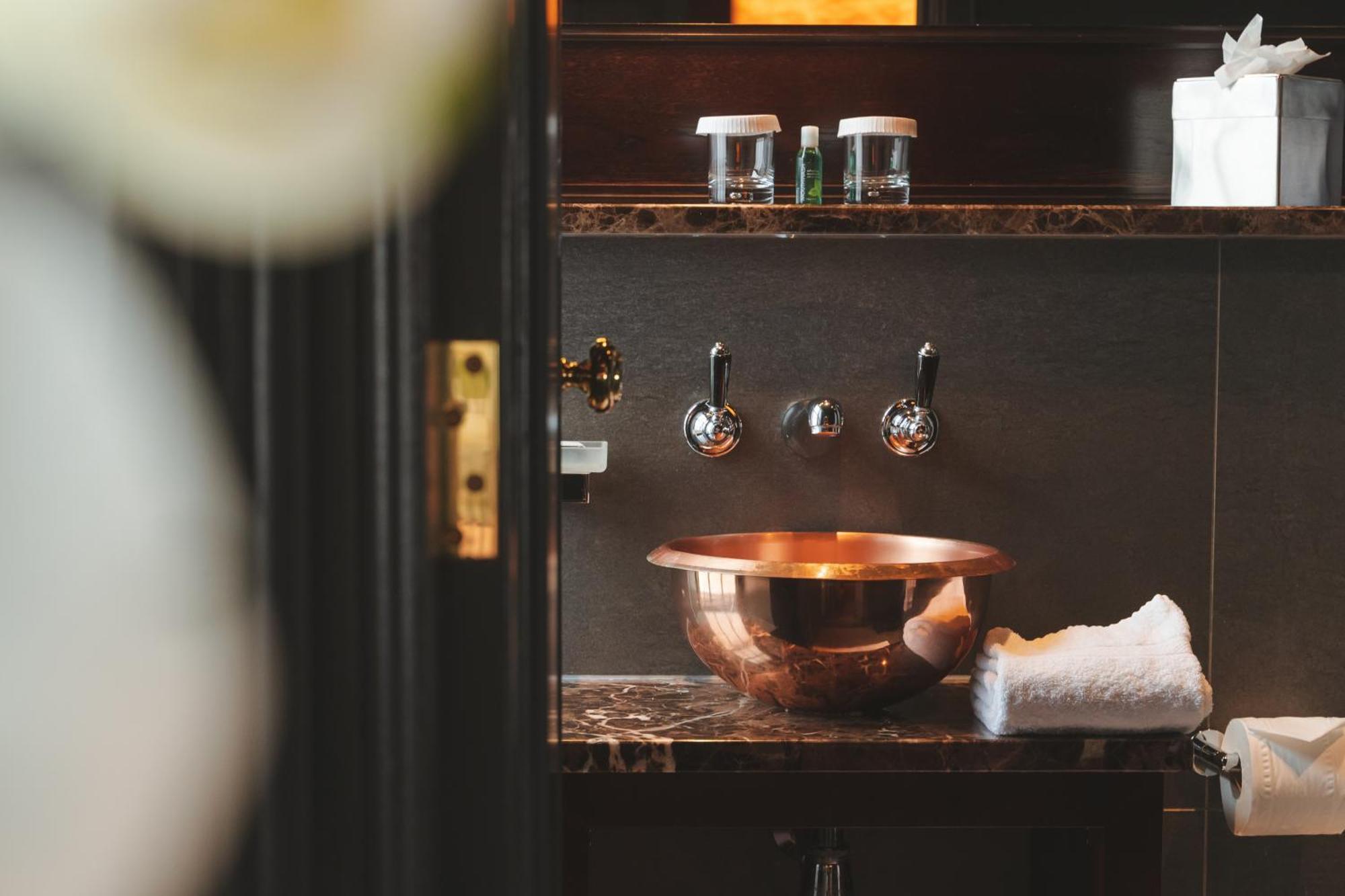 The Caledonian Edinburgh, Curio Collection By Hilton Hotel Екстериор снимка A copper basin